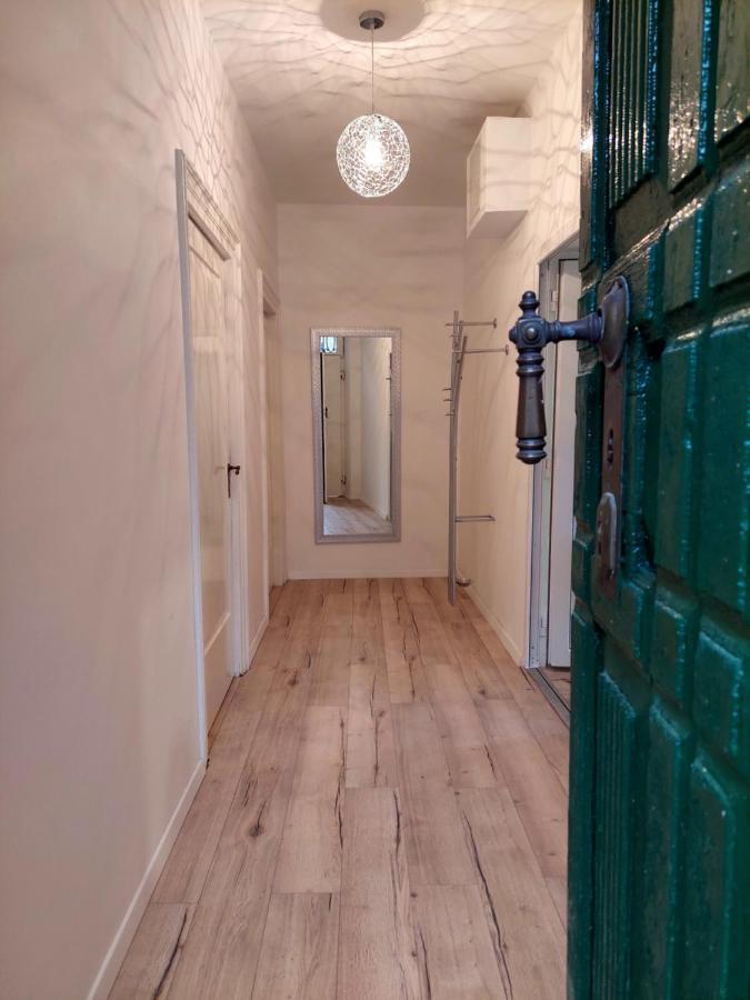 V Apartment *