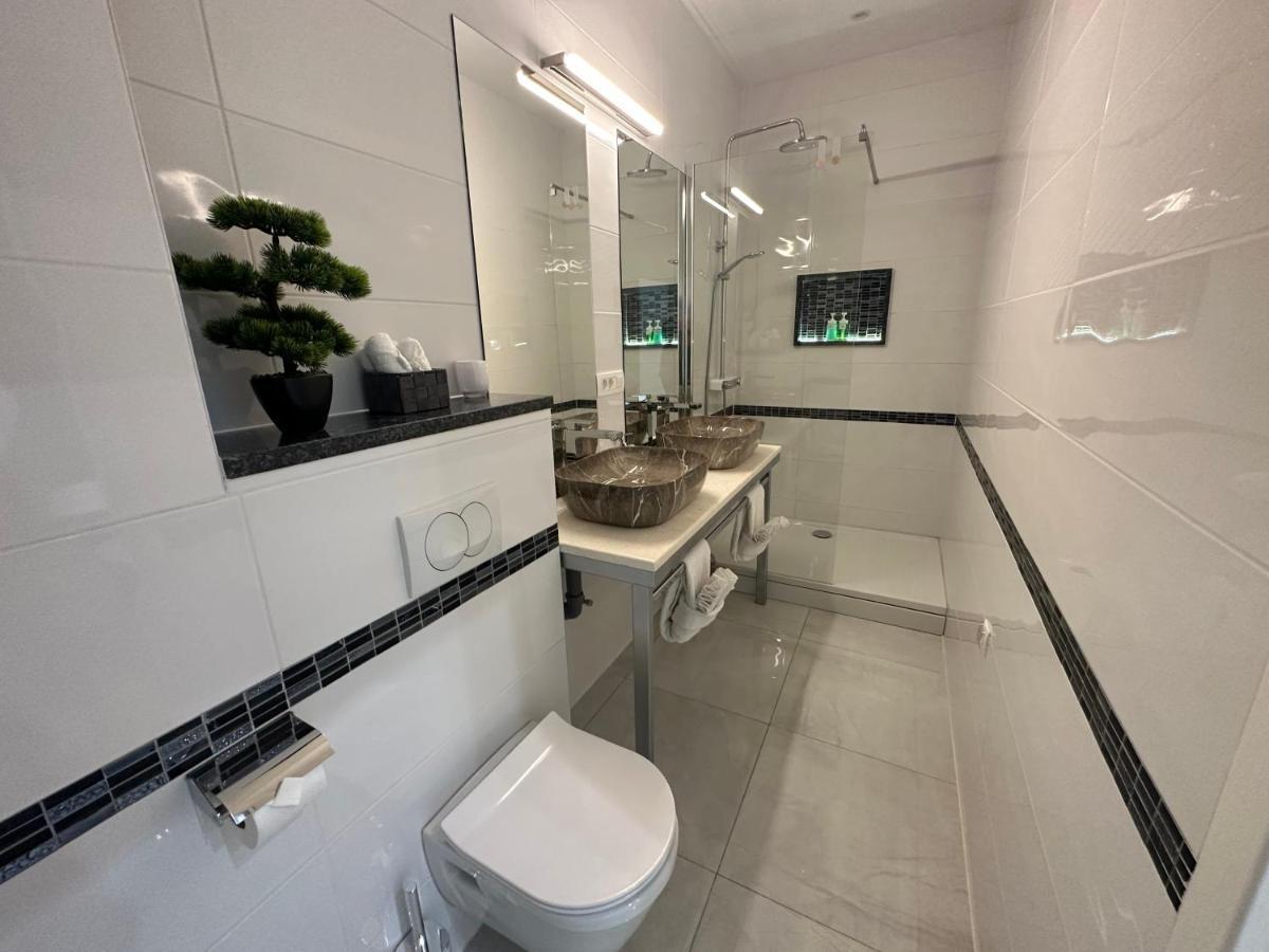 V Apartment *